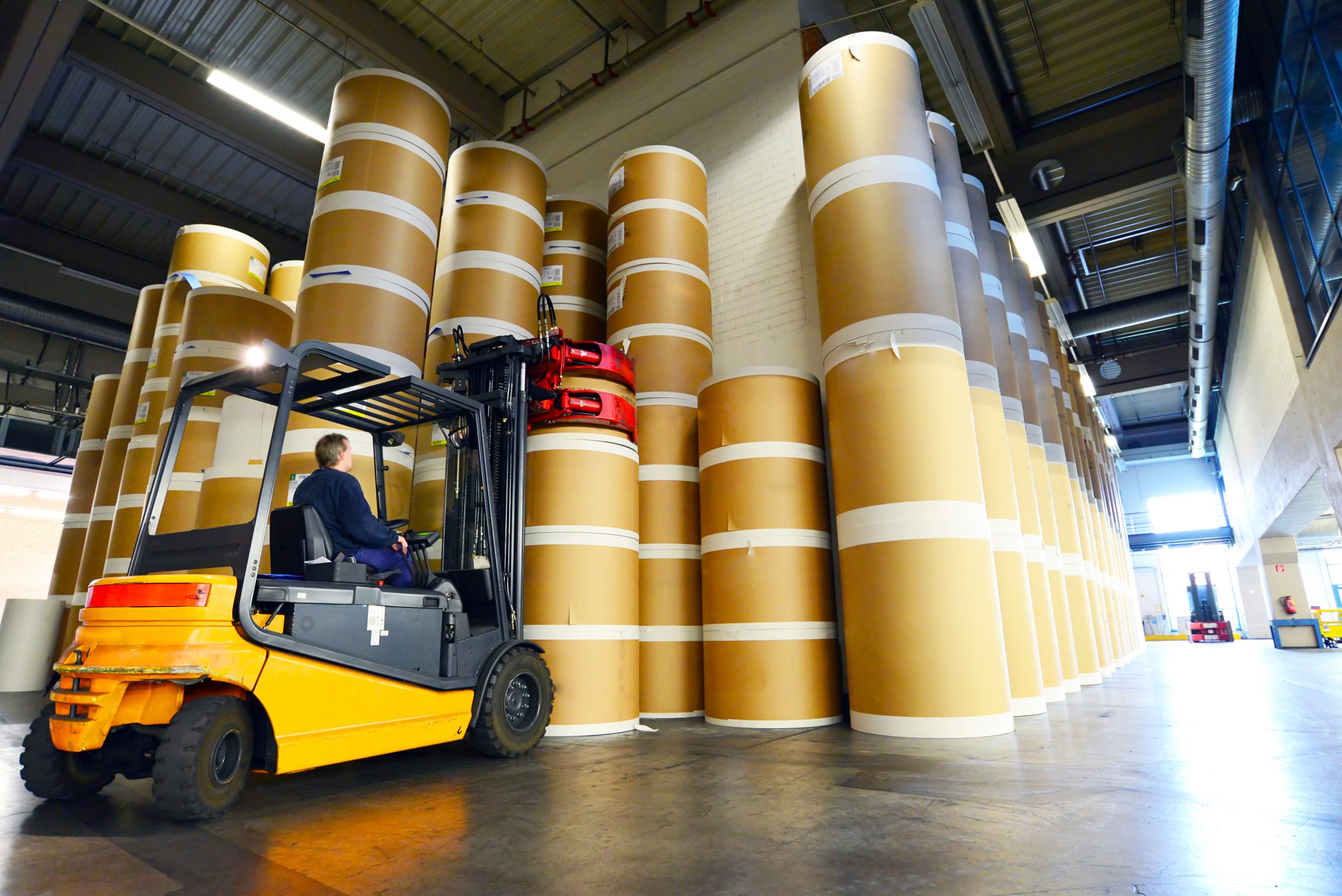 Gabelstapler in Lagerhalle // Forklift in warehouse